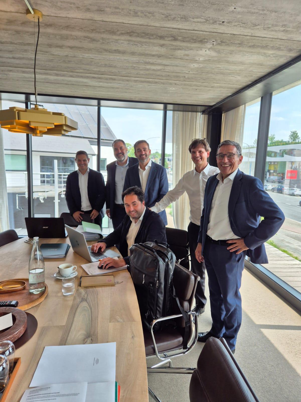 Photo d'une partie de l'équipe de direction de FAIN lors de la signature de l'acquisition de Liftinc 